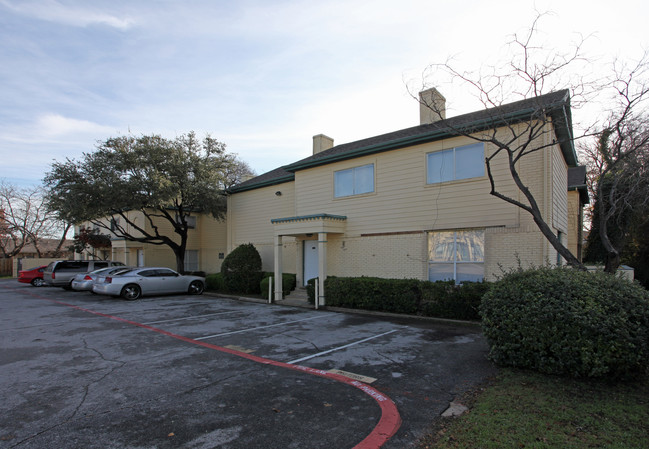 1710 Gross Rd in Dallas, TX - Building Photo - Building Photo