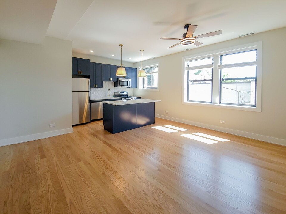 2020 W Montrose Ave, Unit 2C in Chicago, IL - Building Photo
