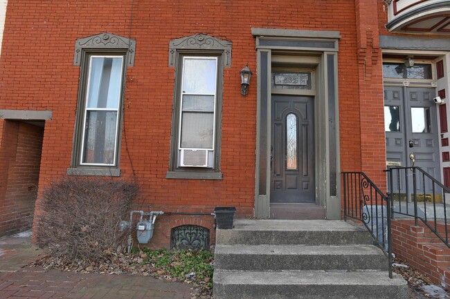 562 Race St in Harrisburg, PA - Foto de edificio - Building Photo