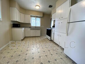 1522 W 4th St in Cedar Falls, IA - Building Photo - Building Photo
