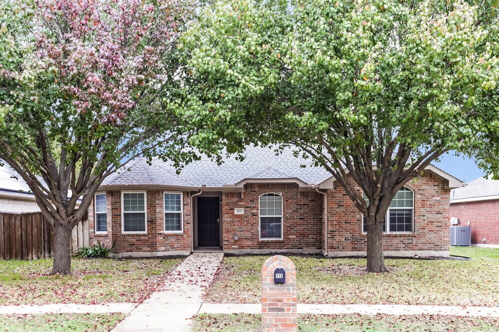 213 Garden Valley Ln in Red Oak, TX - Building Photo
