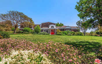 5920 Clover Heights Ave in Malibu, CA - Foto de edificio - Building Photo