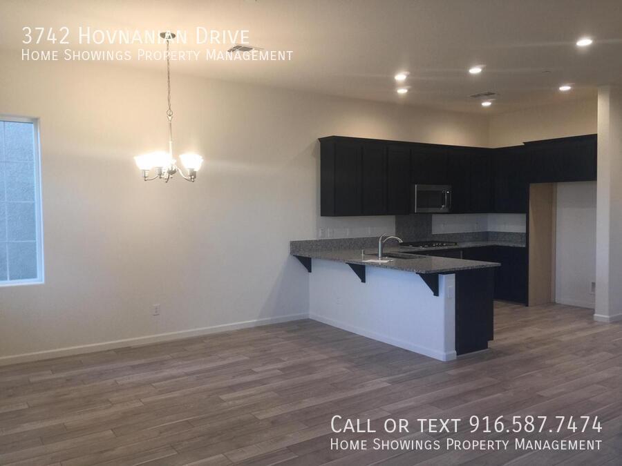 3742 Hovnanian Dr in Sacramento, CA - Foto de edificio