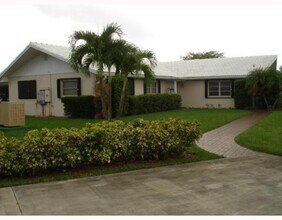 6852 Skyline Dr in Delray Beach, FL - Building Photo - Building Photo