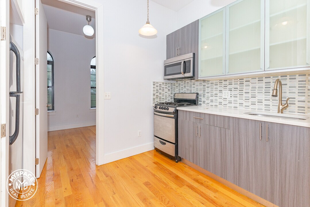 1357 Hancock St, Unit 1W in Brooklyn, NY - Building Photo