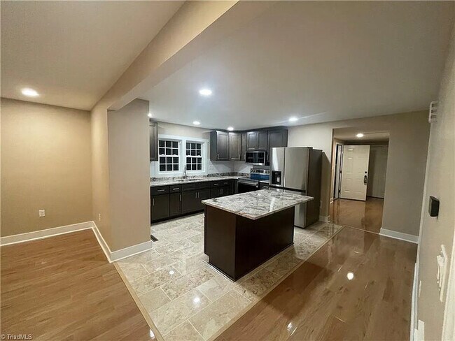 5214 Summit Ave in Greensboro, NC - Building Photo - Building Photo