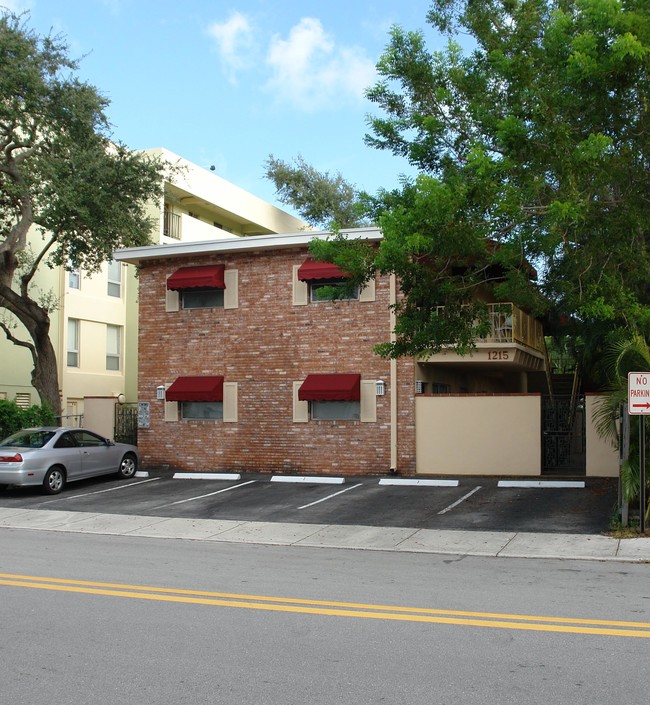 1215 SE 2nd Ct in Fort Lauderdale, FL - Foto de edificio - Building Photo