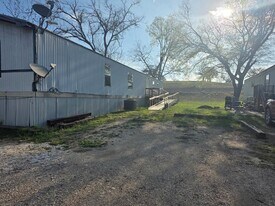 106 Clark St in Ingram, TX - Building Photo