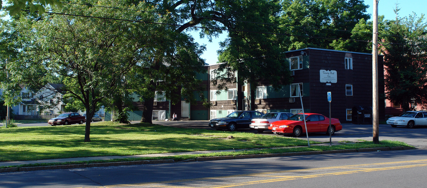 615 W Onondaga St in Syracuse, NY - Foto de edificio