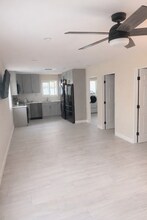 111 E 13th St, Unit 111 B in Azusa, CA - Foto de edificio - Building Photo