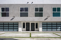 5653 Hazeltine Ave in Van Nuys, CA - Foto de edificio - Building Photo