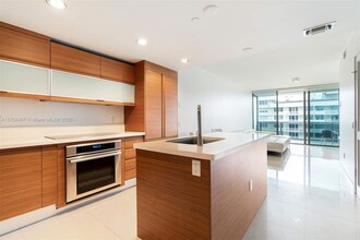 5875 Collins Ave, Unit 1504 in Miami Beach, FL - Building Photo - Building Photo