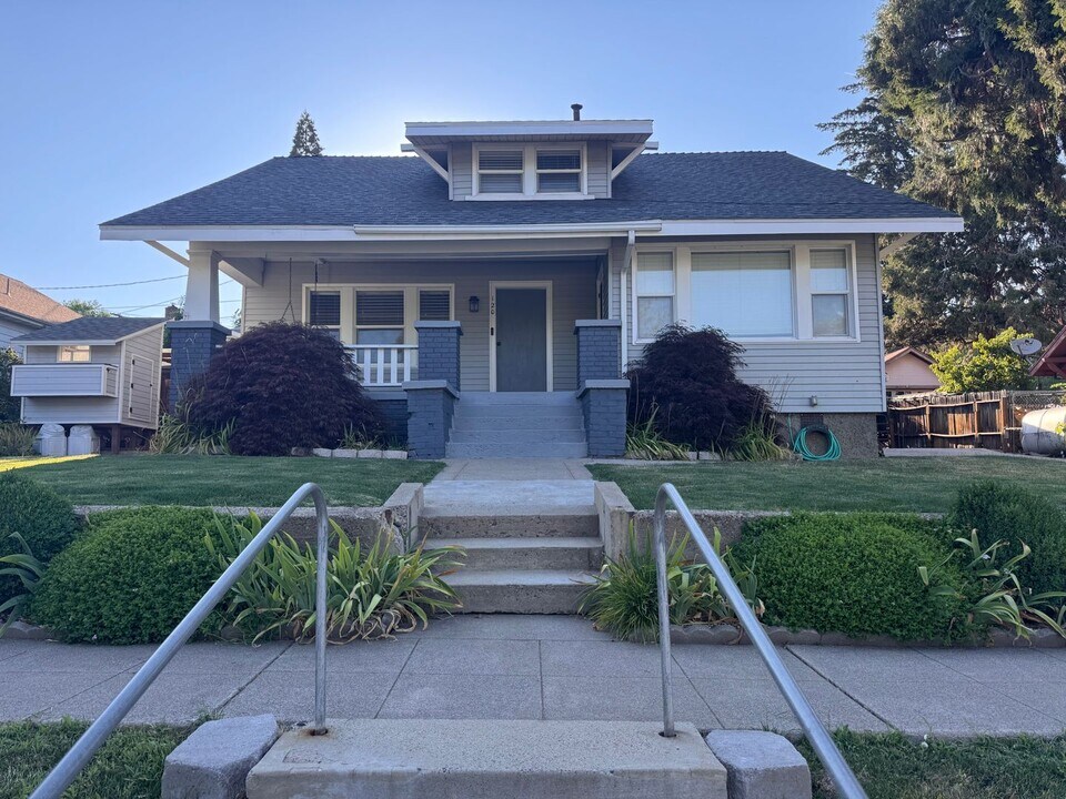120 S Roop St in Susanville, CA - Building Photo