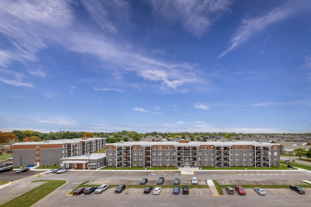 1250-1250 Southfield Dr in Tecumseh, ON - Building Photo