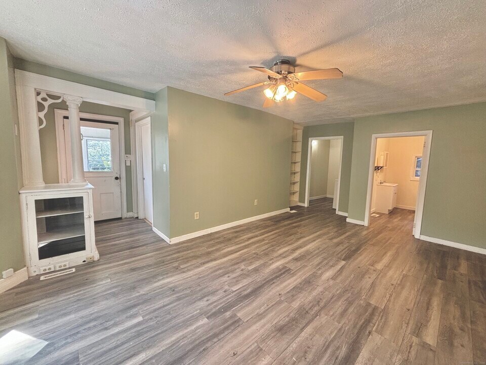 72 New Haven Ave in Derby, CT - Building Photo