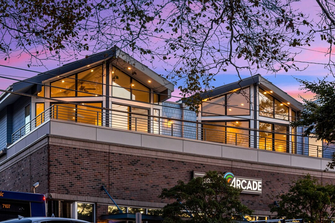 2758 Alki Ave SW in Seattle, WA - Building Photo