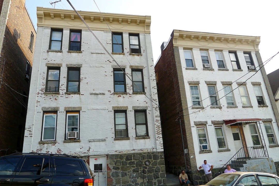 114 Maple St in Yonkers, NY - Building Photo