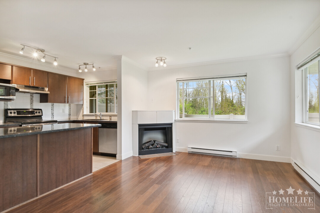 19366-19365 65 Ave in Surrey, BC - Building Photo