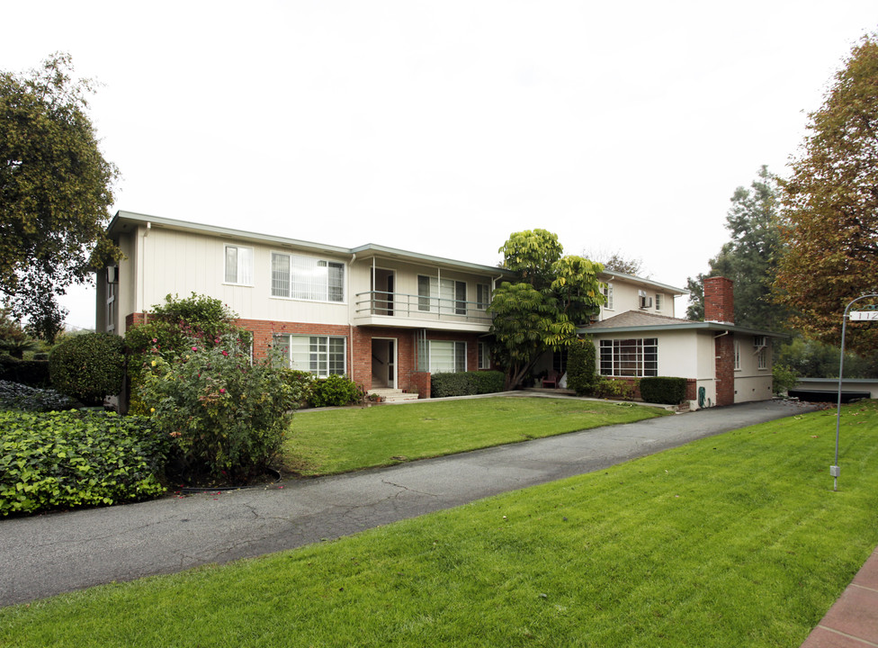 1128 N Monterey St in Alhambra, CA - Foto de edificio