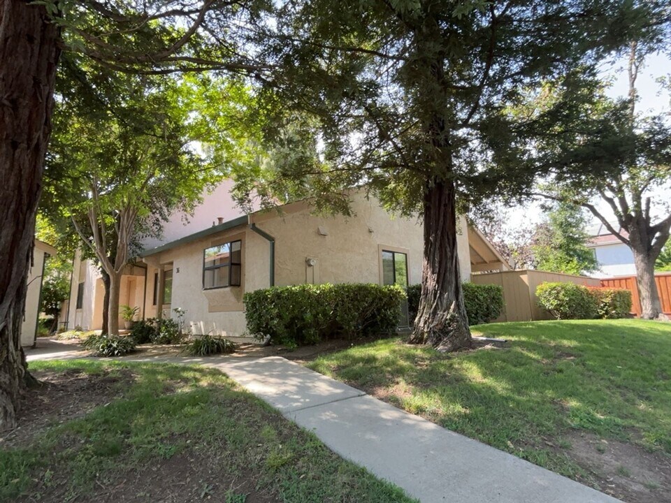 2128 Bueno Dr in Davis, CA - Building Photo