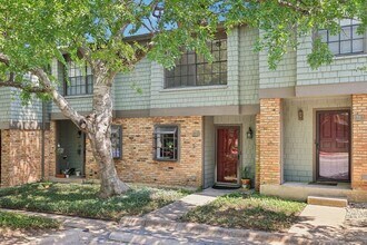 7122 Wood Hollow Dr in Austin, TX - Building Photo - Building Photo