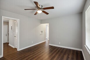 1121 E Park Ave in Savannah, GA - Building Photo