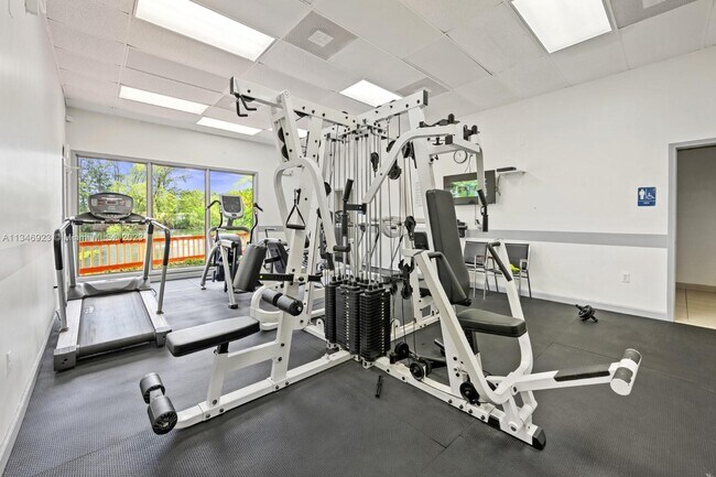 1300 NE Miami Gardens Dr, Unit 621e in North Miami Beach, FL - Building Photo - Building Photo