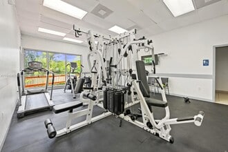 1300 NE Miami Gardens Dr, Unit 521e in North Miami Beach, FL - Building Photo - Building Photo