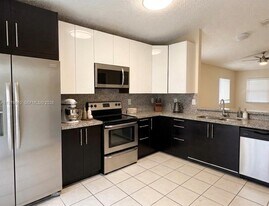 611 208th Cir in Pembroke Pines, FL - Building Photo