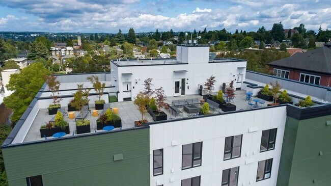 CHRONICLE: Stylish Wallingford Studios wi in Seattle, WA - Building Photo - Building Photo