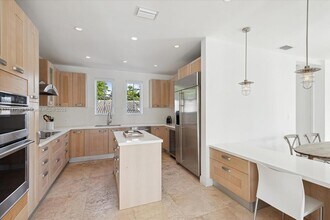 350 Woodcrest Rd in Key Biscayne, FL - Building Photo - Building Photo
