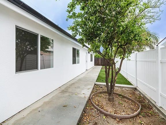 21028 Ingomar St in Los Angeles, CA - Building Photo - Building Photo