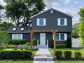 120 Clinton Ave in East Patchogue, NY - Building Photo - Building Photo