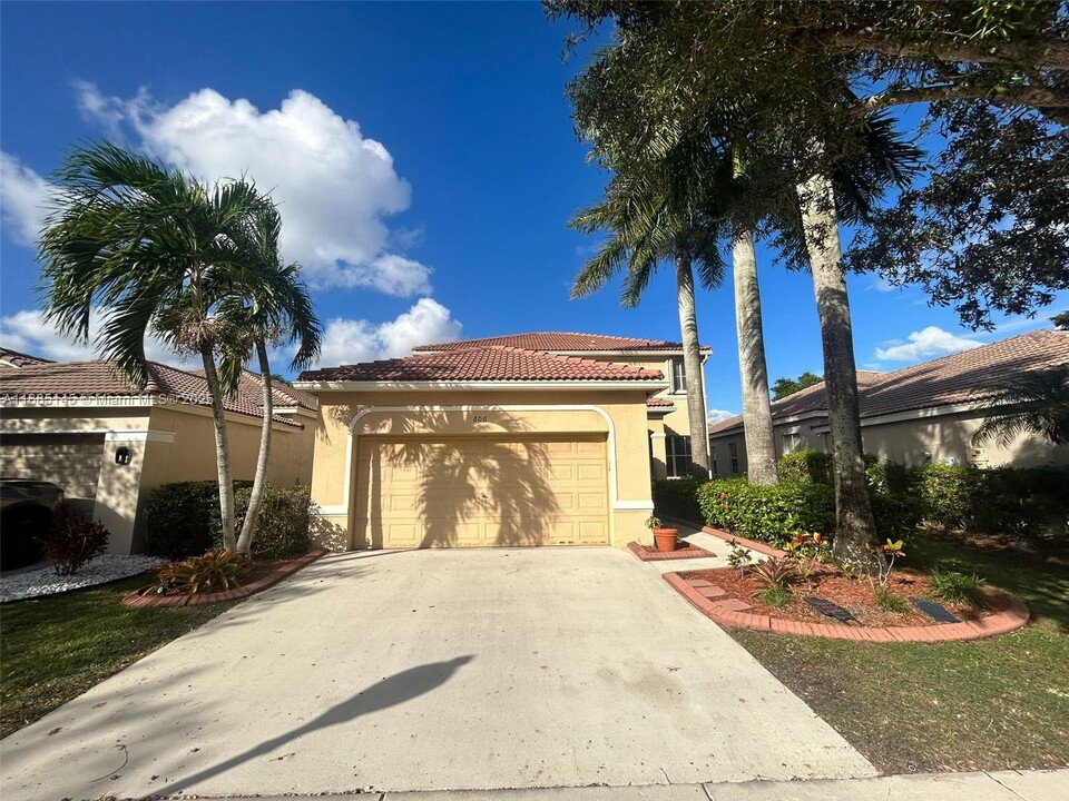 606 Bald Cypress Rd in Weston, FL - Foto de edificio