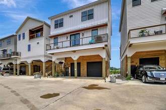 25 Cmdr. Runco Ln in Taylor Lake Village, TX - Building Photo - Building Photo