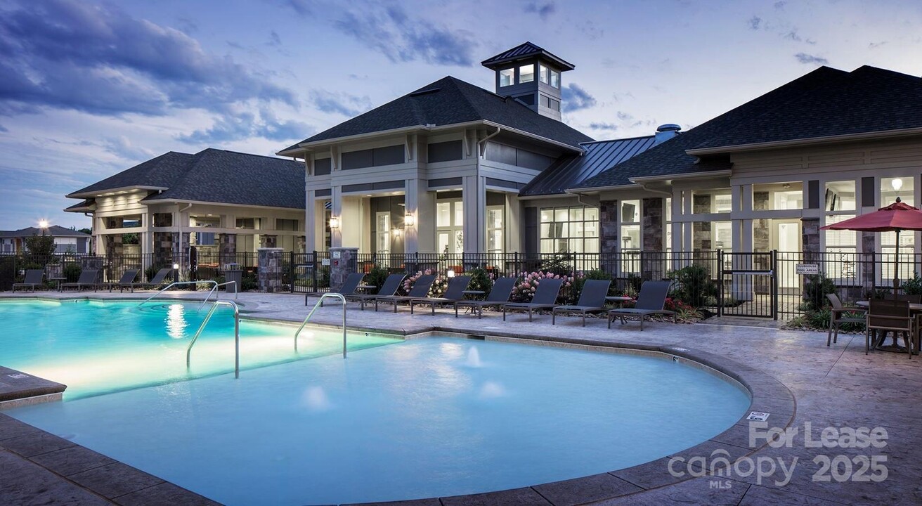 121 Village Green Ln in Mooresville, NC - Foto de edificio