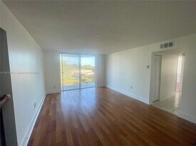 492 NW 165th St in Miami, FL - Building Photo