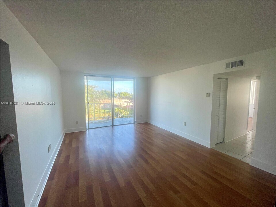 492 NW 165th St in Miami, FL - Foto de edificio