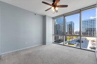 123 S Green St, Unit 802B in Chicago, IL - Foto de edificio - Building Photo