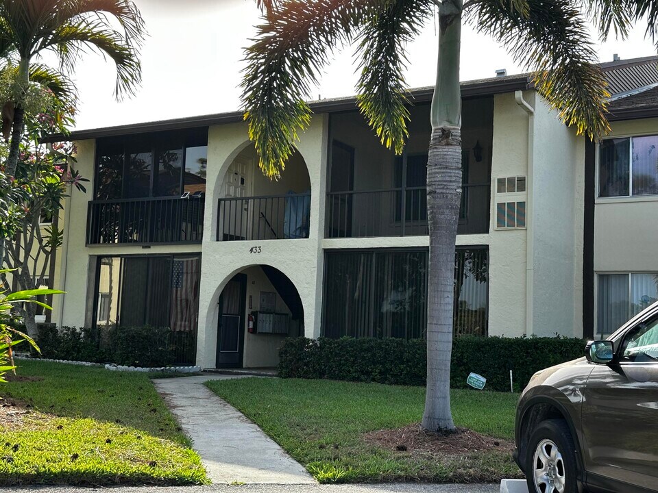 3561 Tall Pine Way in Greenacres, FL - Building Photo