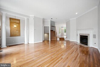 10189 Castlewood Ln in Oakton, VA - Building Photo - Building Photo