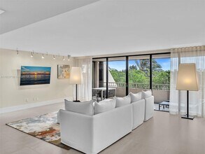 11113 Biscayne Blvd in Miami, FL - Building Photo - Building Photo