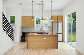 106 W Croslin St in Austin, TX - Foto de edificio - Building Photo