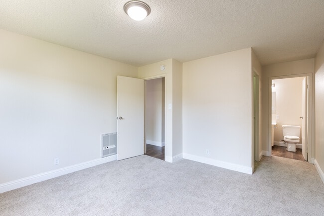 Marina Plaza in San Leandro, CA - Building Photo - Interior Photo