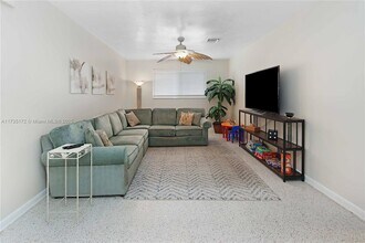 330 Van Buren St in Hollywood, FL - Foto de edificio - Building Photo