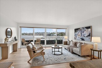 733 Lake St S in Kirkland, WA - Building Photo - Building Photo