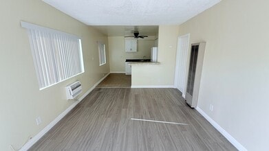 810 W Duarte Rd in Monrovia, CA - Foto de edificio - Building Photo