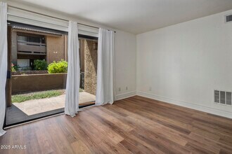 3825 E Camelback Rd in Phoenix, AZ - Building Photo - Building Photo