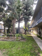 The Fountains in Panorama City, CA - Foto de edificio - Building Photo