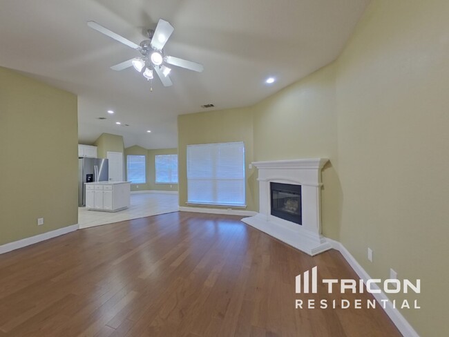 515 Crownpoint Ln in Arlington, TX - Building Photo - Building Photo